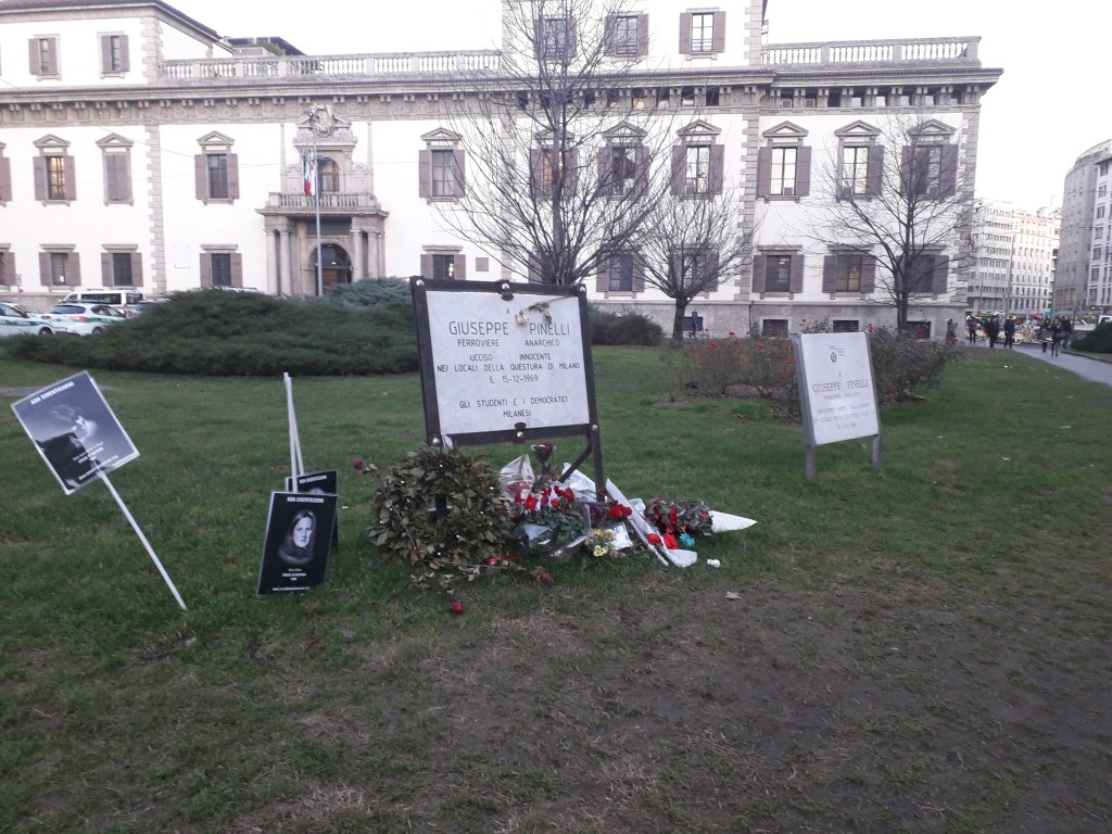 targhe-a-pinelli-piazza-fontana